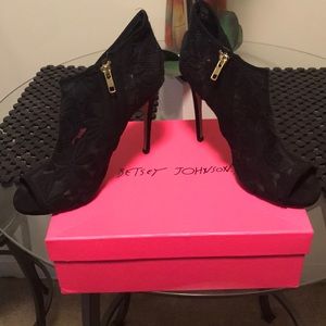 Black lace peep toe shoes